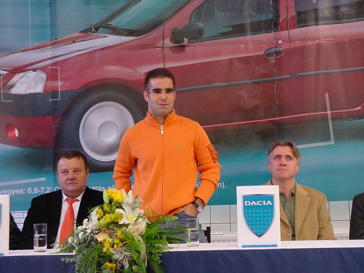 Baumgartner Zsolt is segít népszerűsíteni a Logant. Jobbján édesapja, Baumgartner Antal, balján Érd polgármestere