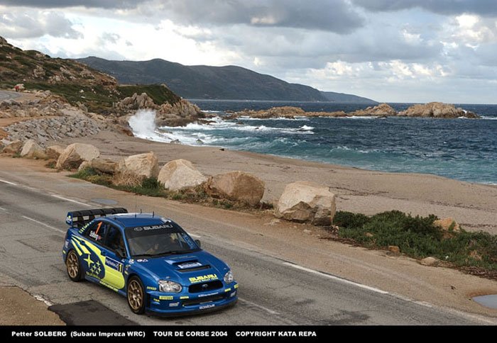 Petter Solberg hiába probálkozik nem tud előrébb lépni, pedig nyomja neki de továbbra sem elég vizesek a pályák 