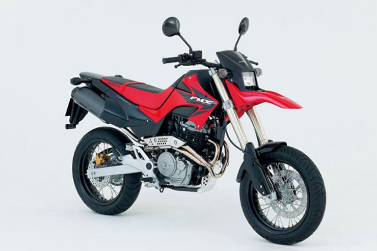 38 lóerős, a léghűtésés, egyhengeres FMX 650-es supermoto