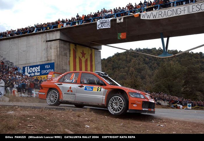 6349_61731_1000x700.jpg | Vezess | Vezess Gilles Panizzi pár évvel ezelött ugyanennél a hídnál alkotott történelmit, amikor hatalmas előnyéből arra is futotta, hogy piruettezzen a nézőknek a 206 WRC-vel