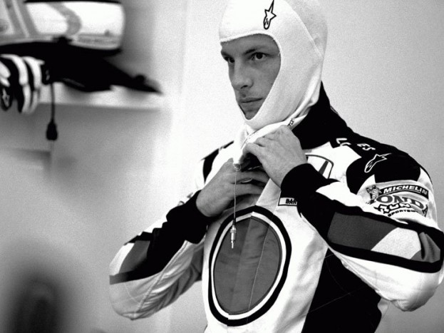 Button jövőre is a BAR-é marad