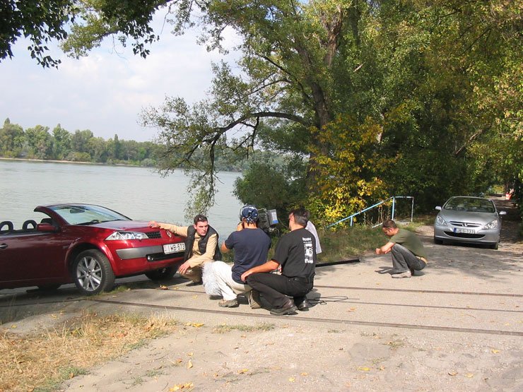 A Mégane CC 120 lóerős dízellel, míg a Peugeot 307 CC kétliteres, 177 lóerős változatban járt a stábnál