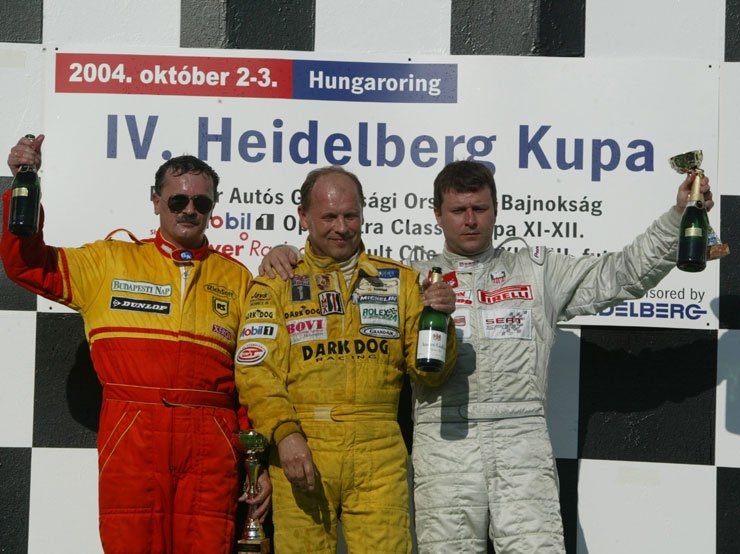 Pólya Miklós (bal oldalt) a boxutcából rajtolva megelőzte az utolsó előtti körben Hertert, így a SEAT Leon pilótája lett az abszolút harmadik az év végén