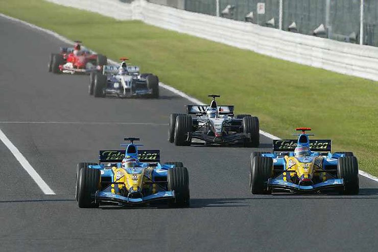 Jacques Villeneuve (jobbról) az időmérőn gyorsabb volt mint Alonso, ám a versenyen a fiatal spanyol volt a jobb