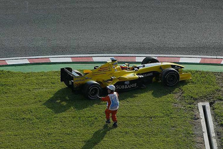 Timo Glock kétszer is elhagyta a pályát, ám végül így is be tudta fejezni a versenyt, 15. lett