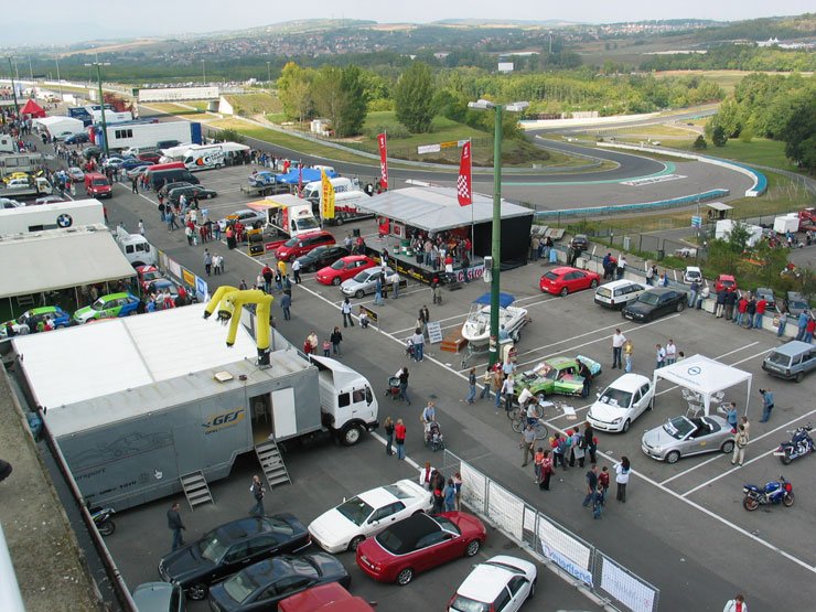 Szép számú nézősereg volt kíváncsi a versenyre és a többi csalogató látványosságra is