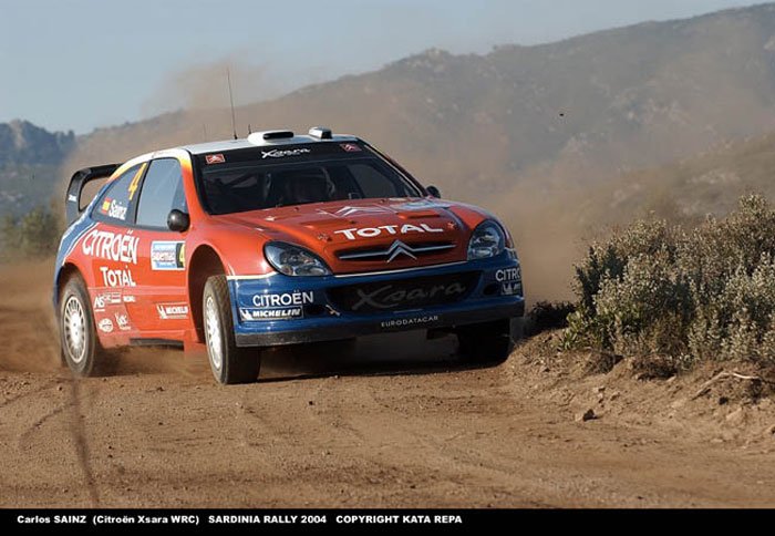 6526_63056_1000x700.jpg | Vezess | Vezess Carlos Sainz ezúttal is pontszerző helyen van, így a Citroen akár Szardínián világbajnok lehet