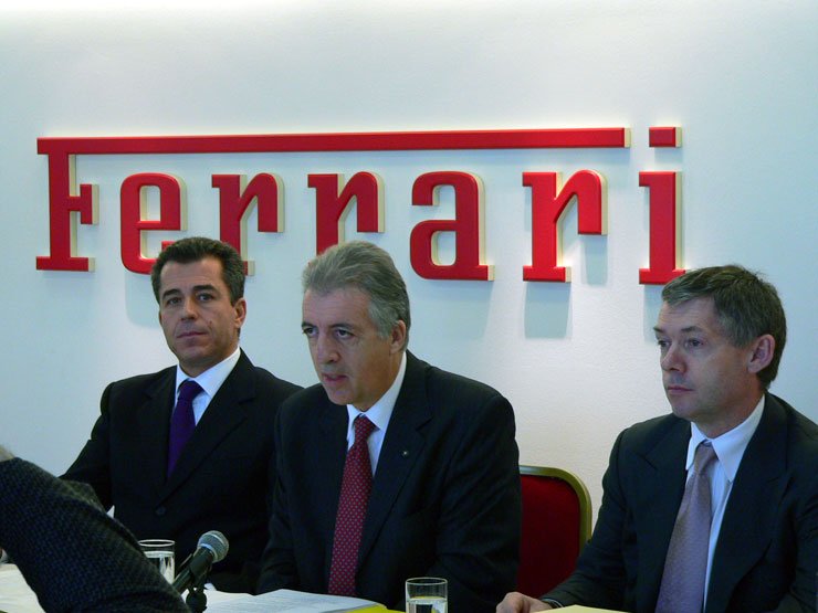 A megnyitóra hazánkba érkezett Piero Ferrari (középen) és Martin Leach (jobbra) a Maserati ügyvezetője is