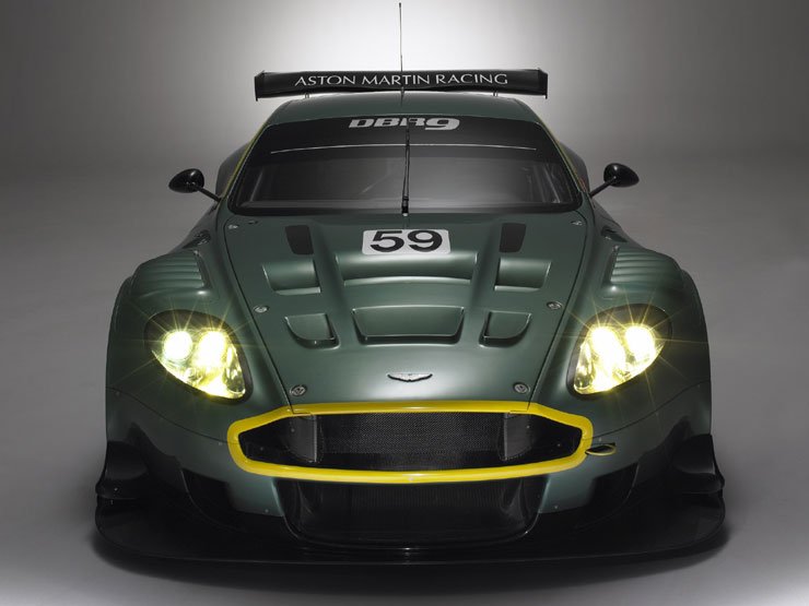 Az Aston Martin is harcba száll