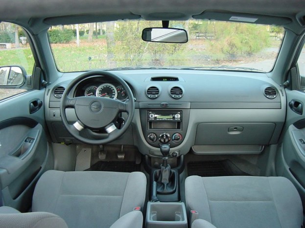 A kellemes utastérben számtalan rekesz és pohártartó várja, hogy használjuk