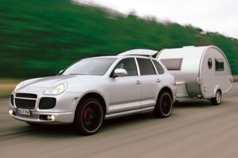 Lakókocsival 230-cal