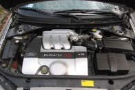 Ugyanaz a 3,0 literes V6-os motor található ebben a Mondeóban, mint az ST220-ban. Csak 22 lóerővel gyengébb kivitelben