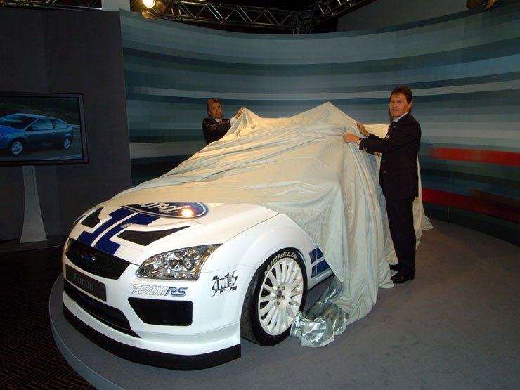 Jost Capito a Ford Motorsport vezetője és Malcolm Wilson az M-sport tulajdonosa közösen leplezte le a 2006-os Focus WRC-t