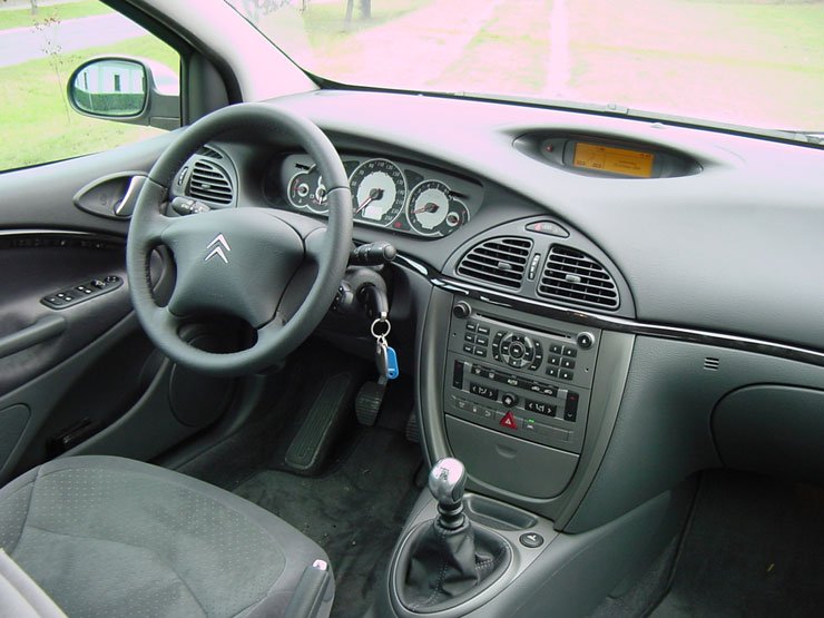 Egy az egyben a Peugeot 407-esben ez a középkonzol található meg. Kezelése a látszat ellenére egyszerű