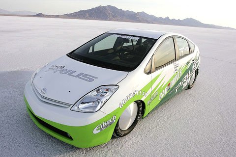 A cél érdekében kisebb módosítások történtek a Priuson. 25 illetve 26 colos kerekek kerültek az autóra