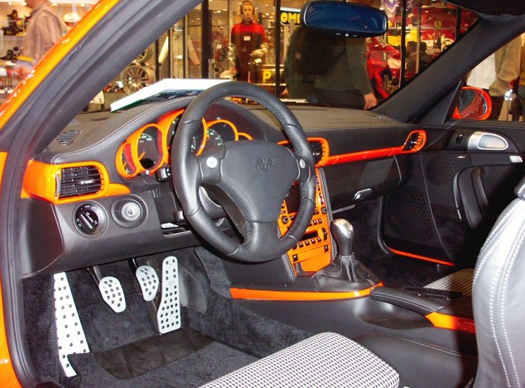 Az utastérben új légzsákos sportkormány, versenyülések, alumínium és fényezett betétek teszik egyedivé az autót