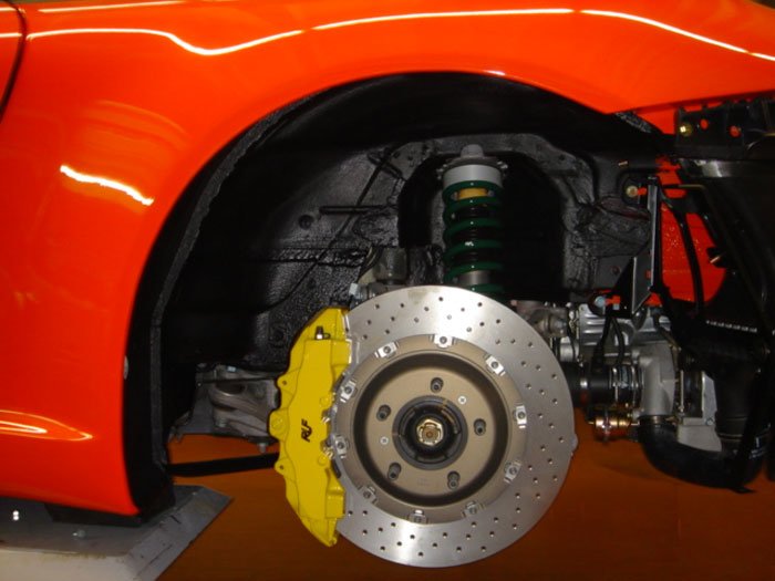 3,7 másodperc alatt képes elérni a 100 km/órát a Ruf Rt 12, legnagyobb sebessége 350 km/h. A jobb lassulásról új fékrendszer gondoskodik