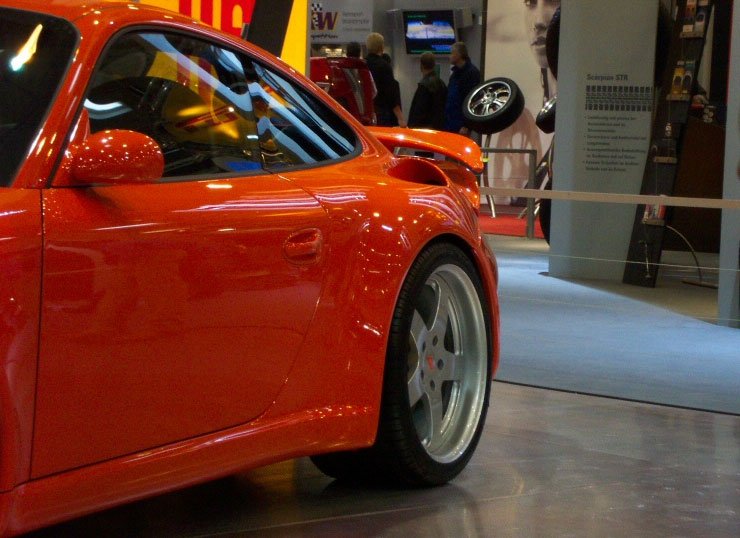 Kiszélesítették a hátsó sárvédőket, valamint kicserélték az első és hátsó lökhárítókat is a jobb áramlások érdekében