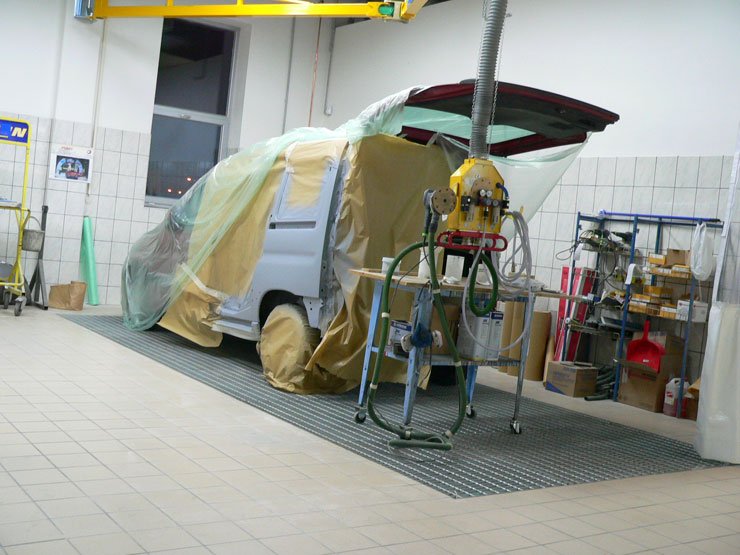 Az összesen 3840 négyzetméteres épületben 10 állásos lakatosműhely található, hat álláson folyik az előkészítés fényezésre