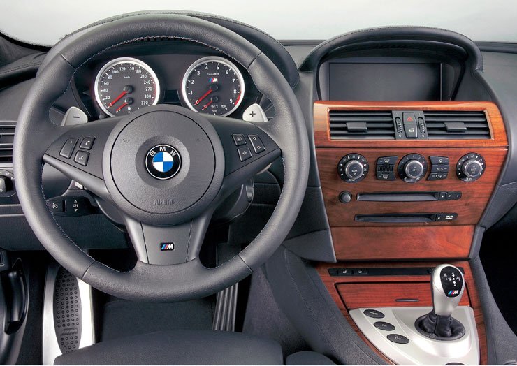 Ahogy a korábbi M modellekben, az M6-ban sem fogyasztásmérő van a fordulatszámmérőben, hanem olajhőfok mutató