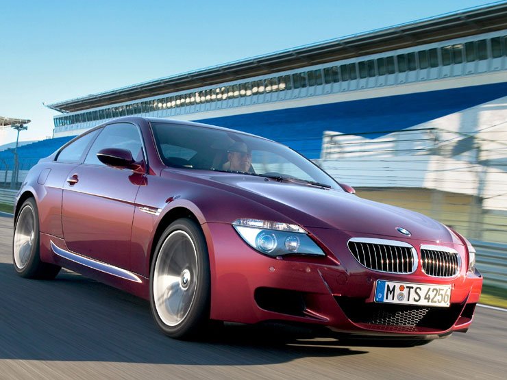 4,6 másodperc alatt éri el álló helyzetből a 100-as tempót az M6, és akár 320 km/órával is száguldhatna