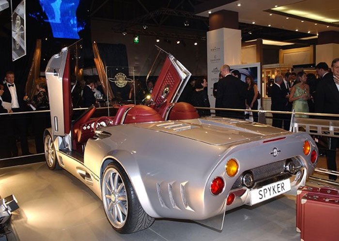 Kevesebb mint négy másodperc alatt gyorsul 100-ra a C12, végsebessége 325 km/h