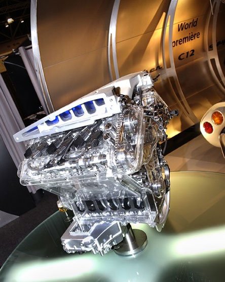 A korábbi Double 12 modellekkel ellentétben a C12 motorterében nem V8-as, hanem V12-es motor dolgozik