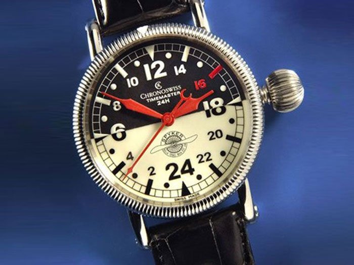 A korábban két 12 órás nappalli futamként teljesítették a Le-Mans-i versenyt a pilóták, erre emlékeztet a két színű 24 órás számlap