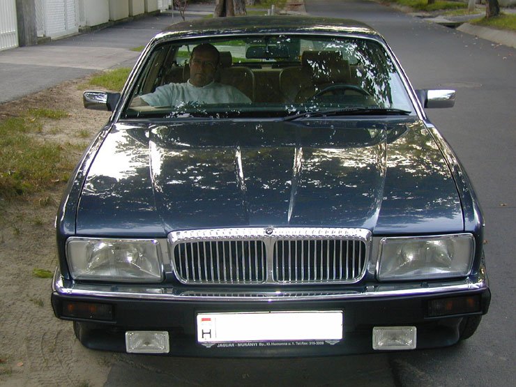 5538_54121_1000x700.jpg | Vezess | Vezess A típus kódneve XJ40, 1986-tól 1994-ig gyártották. Ez volt a Jaguar cég utolsó saját fejlesztése, mert 1989-ben megvásárolta a Ford konszern