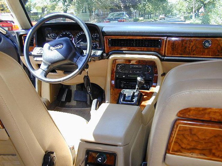 5538_54123_1000x700.jpg | Vezess | Vezess A Daimler verzió mindig is a legjobban felszerelt típus volt a Jaguar kínálatában, a legtöbb extrafelszerelés és a legmagasabb ár társult hozzá