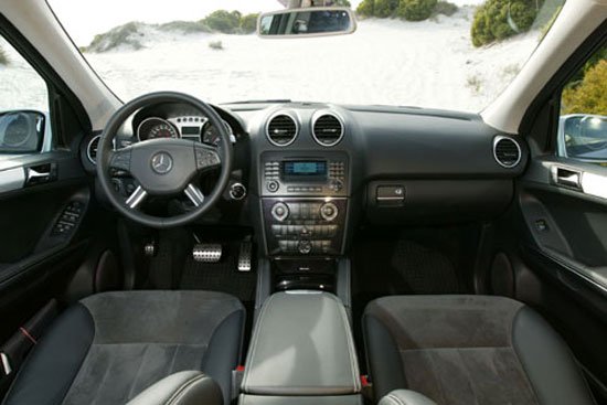 5558_54254_1000x700.jpg | Vezess | Vezess SLK-szerű a műszerfal, a középkonzolt az E-osztályról mintázták