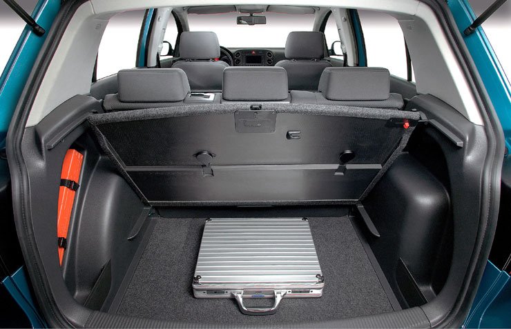 16 centis úton csúsztatható a hátsó üléspad, az autó 9,5 centivel magasabb az alapját adó Golfnál, a csomagtér a rekeszekkel 505 literes előrehúzott ülésekkel