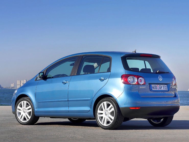 Nem lesz háromajtós és GTI modell a Golf Plus-ból. A hátsó lámpában LED-ek világítanak, felárért lesz kanyarba bevilágító első fényszóró