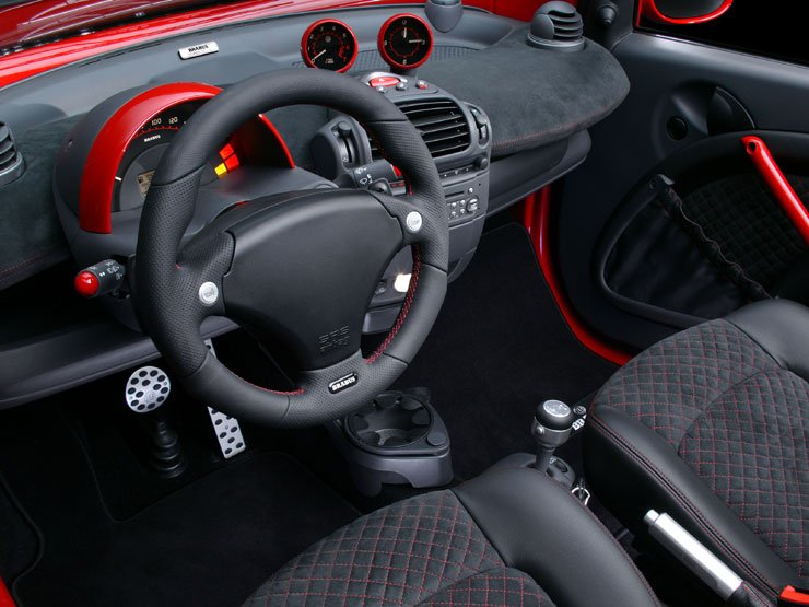 A külső fényezéshez hasonló színeket kaptak egyes elemek az utastérben, de a bőrborítás és az alumínium kiegészítők sem maradtak el