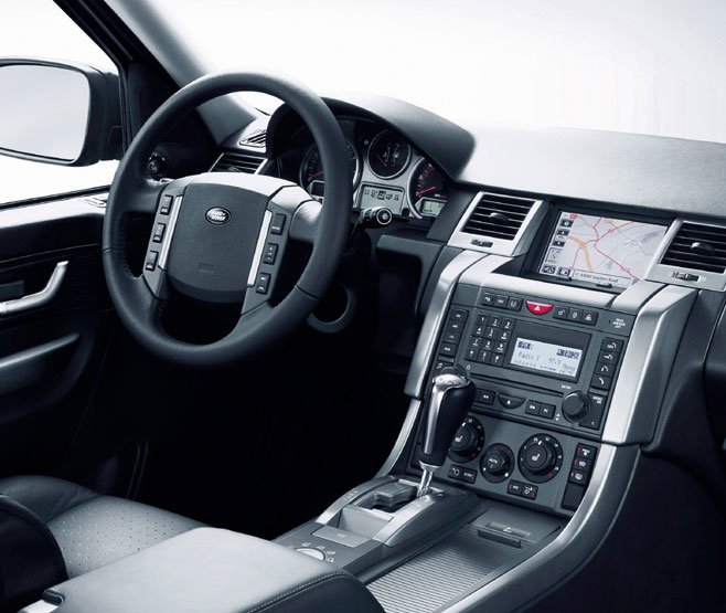 Inkább sportosra, mint fejedelmien előkelőre hangolta a belső teret a Range Rover