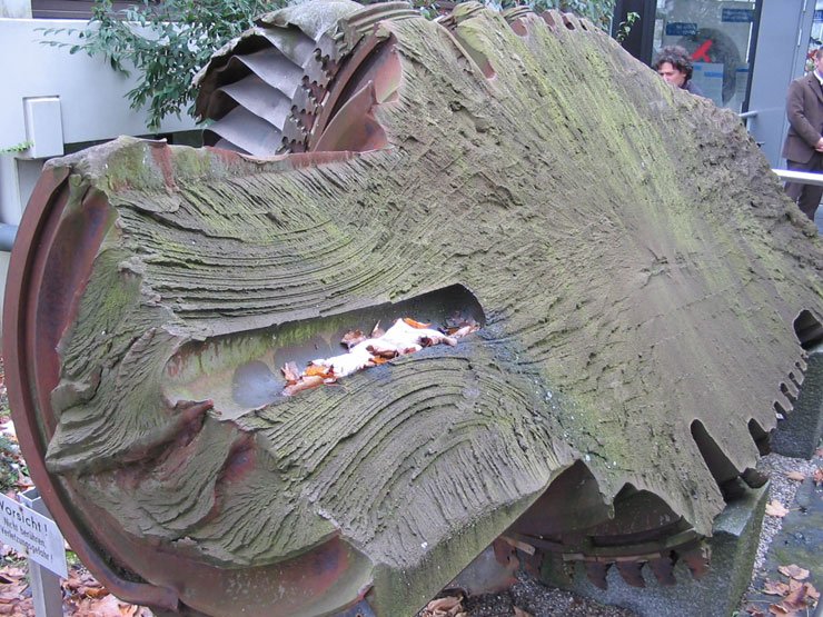 6216_60344_1000x700.jpg | Vezess | Vezess Ez az 1,3 tonnás vasdarab 1,3 kilométerre repült el egy erőműben történt robbanás során