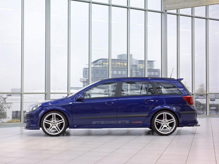 230 lóerőt tud a benzines változat, amivel így már 238 km/órával is lehet száguldani