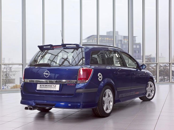 A 19 colos felnikkel és az alacsonyabbra ültetett karosszériával igazán ütős lett a Steinmetz Caravan