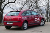 Peugeot 307 padlólemezre épül a C4-es, a műszaki alapok is megegyeznek