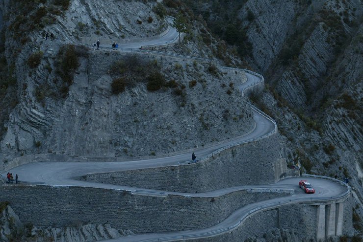 Nagyon nagy terhelésnek vannak kitéve a fékek Monte Carlo szerpentines pályáin. Holnap még hat szakasz lesz