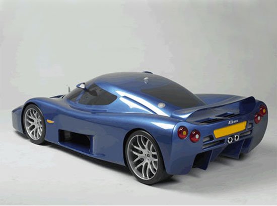 Az autó szénszélas karosszériáját a minél nagyobb leszorítóerőnek megfelelően tervezték a mérnökök