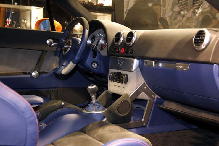 Az utasteret vagy luxussal töltik fel, vagy a purítánság jellemzi, ilyenkor bukócsővet is beszerelnek