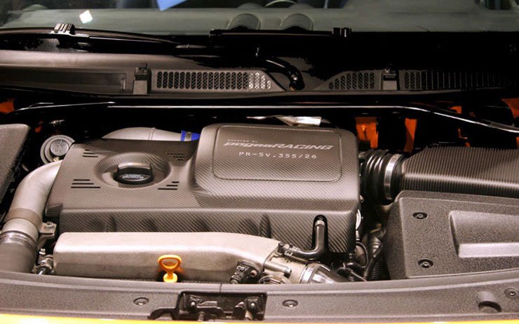 355 lóerőre hízlalták az 1,8-as 20 szelepes turbómotort, arról azonban nem szólnak, hogy ez mennyire tartós