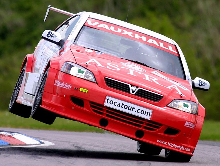 Négy egymást követő évben hozott konstruktőr, csapat és egyéni bajnoki címet a Vauxhallnak az Astra Coupé