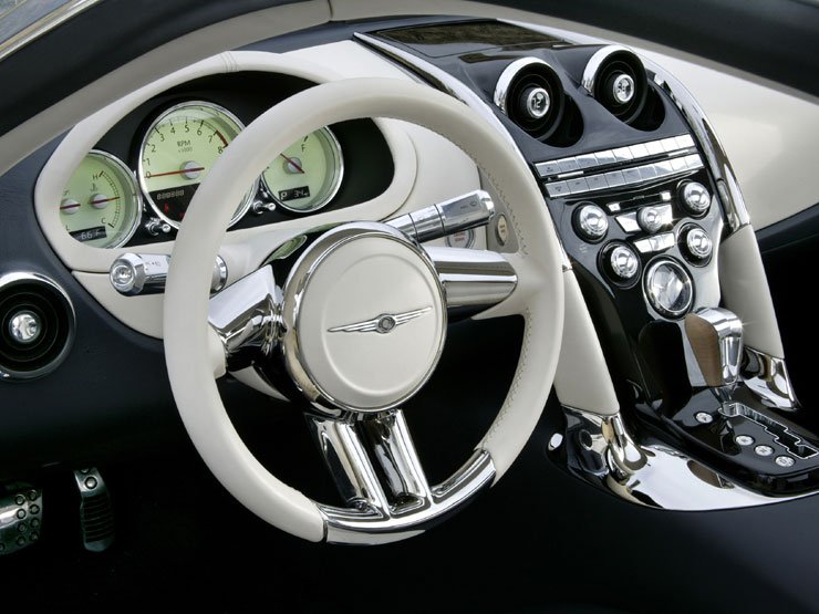 Üvegtető fut végig az első szélvédőtöl a csomagtartó fedélig, ami tágasabbnak mutattja az utasteret