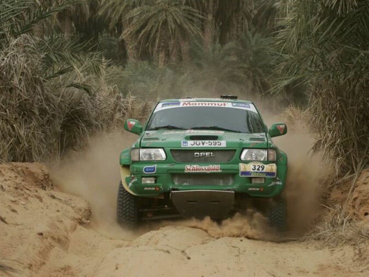 Szalay Balázs csak lassan tudott autózni pénteken, mert az előtte rajtolók feltartották