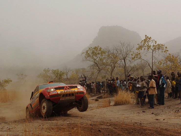 Stephane Peterhansel előnye 27 perc, de nem kell túlzottan izgulnia, hiszen csapattársa követi őt