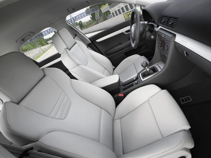 Egyedi spoilerekkel és belsővel készül a modellcsalád csúcsváltozata az S4-es. A V8-as típus 18,5 millióba kerül