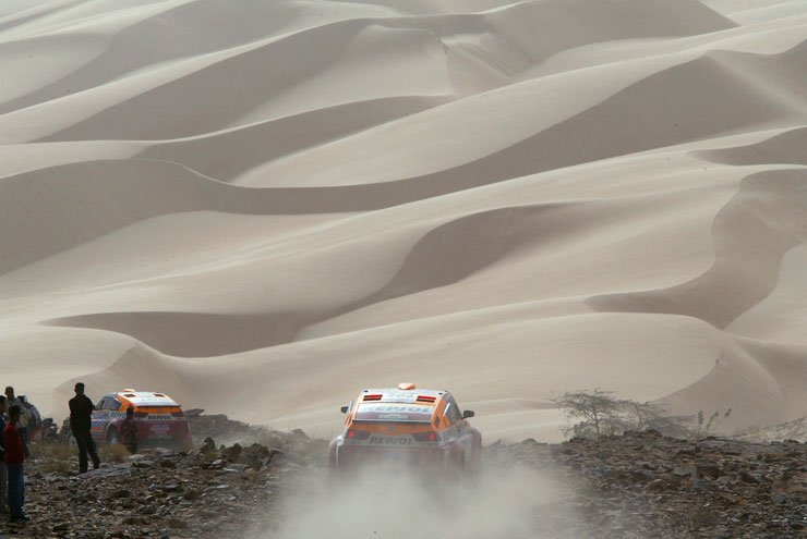 Peterhansel és Alphand vezeti a mezőnyt