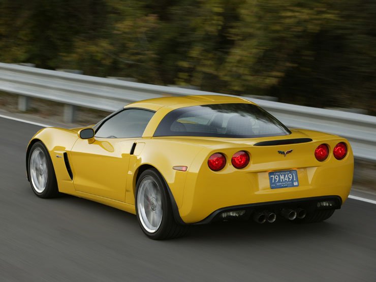 A lökhárító és az első sárvédők szénszálas anyagból, az autó váza alumíniumból készül 